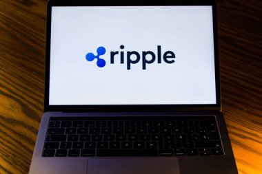 Dallas, Texas / Amerika Birleşik Devletleri - 06/7/2018: (dalgalanma kripto para birimi logo bilgisayar ekranında fotoğrafı)