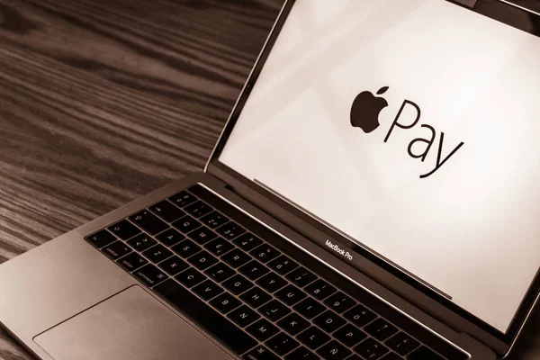 Dallas, Texas / Amerika Birleşik Devletleri - 06/7/2018: (elma ödeme logo bilgisayar ekranında fotoğrafı)