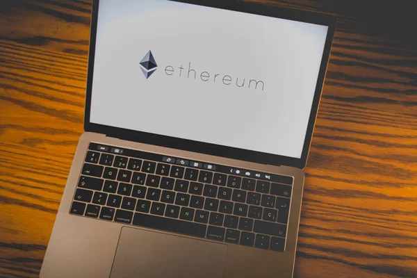 Даллас Техас Сша 2018 Фотографія Ethereum Cryptocurrency Логотип Екрані Комп — стокове фото