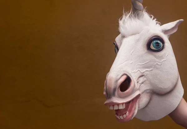 Máscara Unicornio Goma Divertida Sobre Fondo Marrón — Foto de Stock