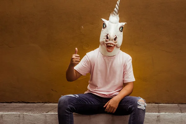 Junger Mann Lustiger Gummi Einhorn Maske — Stockfoto