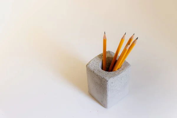 Lápices Madera Amarilla Cubo Cemento Gris Concreto Con Sombras — Foto de Stock