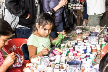 San Antonio Arrazola, Oaxaca / Meksika - 21/7/2018: (geleneksel yerli alebrijes esnaf Oaxaca Meksika)