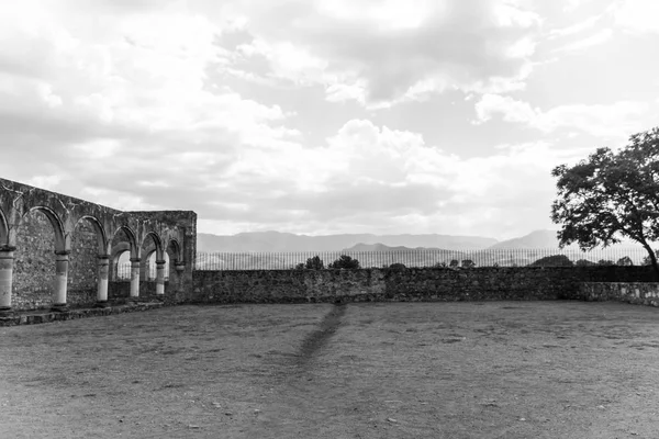 Oaxaca, Oaxaca / Meksika - 21/7/2018: (Ruinss eski Oaxaca Meksika Cuilapan Manastırı)