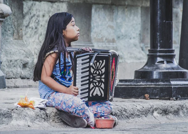 Oaxaca, Oaxaca / Meksika - 21/7/2018: (akordeon Oaxaca Meksika şehir merkezinde oynayan küçük kız)
