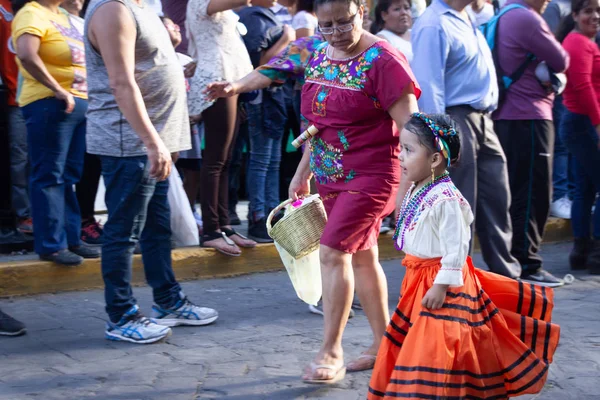 Oaxaca, Oaxaca / Meksika - 21/7/2018: (detay şehir Oaxaca Meksika geleneksel Guelaguetza kutlama )