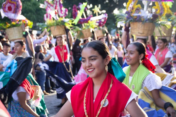 Oaxaca, Oaxaca / Meksika - 21/7/2018: (detay şehir Oaxaca Meksika geleneksel Guelaguetza kutlama )