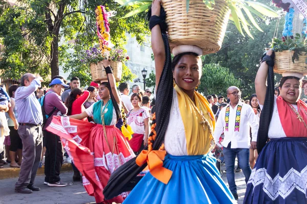 Oaxaca, Oaxaca / Meksika - 21/7/2018: (detay şehir Oaxaca Meksika geleneksel Guelaguetza kutlama )