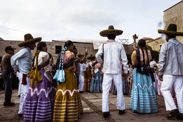 Oaxaca Oaxaca Meksiko 2018 Perinteistä Guelaguetzaa Juhlivat Alkuperäiskansat Meksikossa — kuvapankkivalokuva