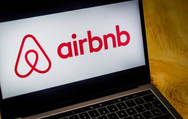 Houston, Teksas / Amerika Birleşik Devletleri - 08/2/2019: Airbnb logosu bilgisayar dizüstü bilgisayarında görüntülendi
