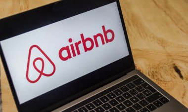 Houston, Teksas / Amerika Birleşik Devletleri - 08/2/2019: Airbnb logosu bilgisayar dizüstü bilgisayarında görüntülendi
