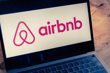 Houston, Teksas / Amerika Birleşik Devletleri - 08/2/2019: Airbnb logosu bilgisayar dizüstü bilgisayarında görüntülendi