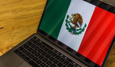 Houston, Teksas / Amerika Birleşik Devletleri - 08/2/2019: Meksika bayrağının fotoğrafı bilgisayar ekranında görüntülendi