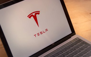 Houston, Teksas / Amerika Birleşik Devletleri - 08/2/2019: Tesla Motors logosu bilgisayar dizüstü bilgisayar ekranında görüntülendi