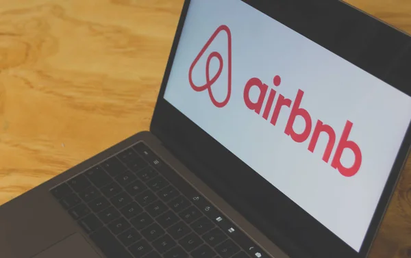 休斯敦 得克萨斯州 美利坚合众国 2019 计算机笔记本电脑屏幕上显示Airbnb徽标 — 图库照片