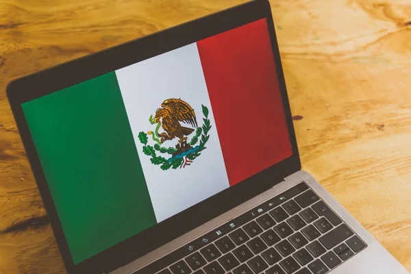 ヒューストン テキサス州 アメリカ合衆国 2019 コンピュータ画面に表示されるメキシコ国旗の写真 — ストック写真