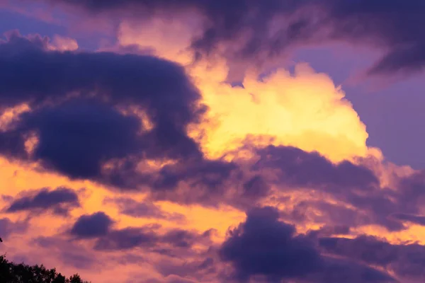 Ciel nuageux violet et jaune — Photo
