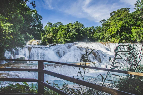 Водопады Каскадас-де-Агуа-Асул-Чьяпас — стоковое фото