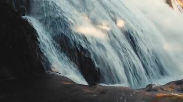 流れる滝と岩のビデオ — ストック動画