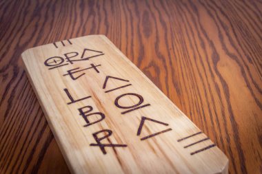 Ahşap üzerinde Latince bir el sanatının fotoğrafı dua ve çalışma anlamına gelir.