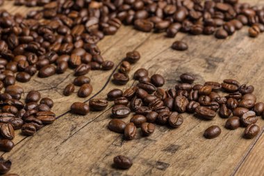 kahve çekirdekleri ahşap bir masada