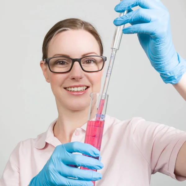 bilim adamı bir laboratuvarda bir sıvı ölçme