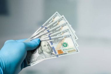 Doktorun elini medikal ürünler ile para tutuyor