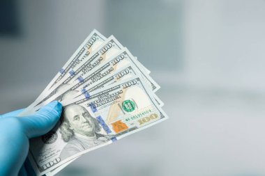 Doktorun elini medikal ürünler ile para tutuyor