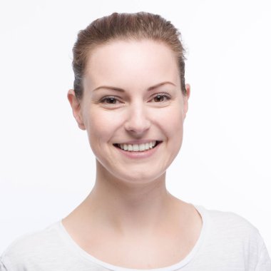 Genç bayan gülümsüyor.