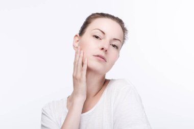 Beyaz gömlekli güzel bir kadın.