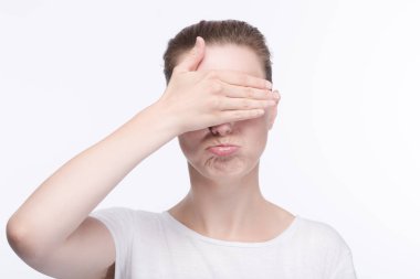 Genç kadın gözleri kapalı tutan