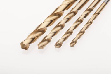 dört farklı ölçekli metal matkaplar sınaî kullanıma yönelik 