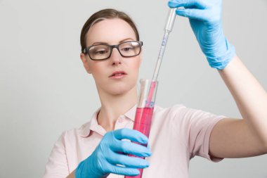 kadın bilim adamı bir laboratuvar test tüpü ile çalışma