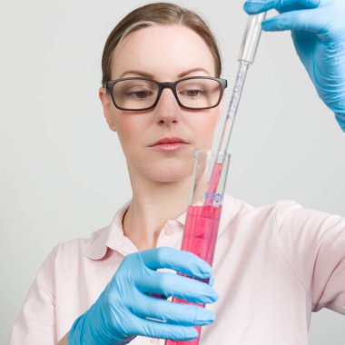 bir test tüpünde bir laboratuvar olan bilim adamı