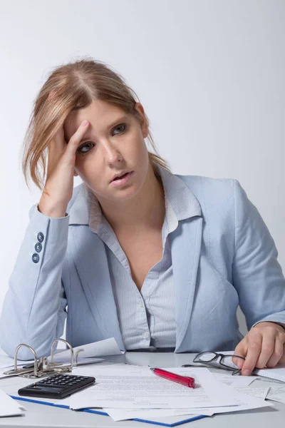 Joven Mujer Negocios Sobre Tensa Escritorio Lleno Papeleo — Foto de Stock