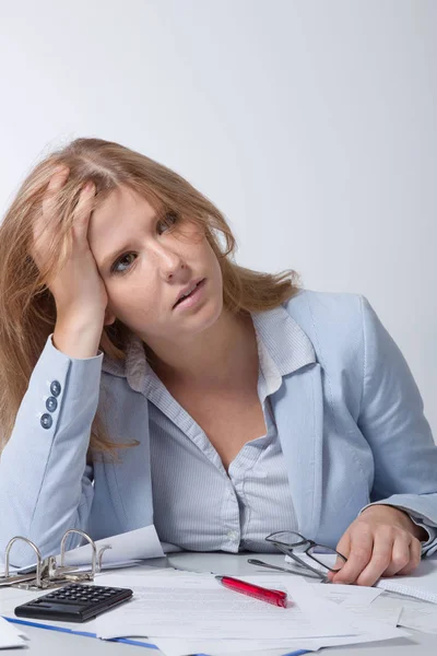 Mujer Joven Cansada Escritorio Llena Papeleo — Foto de Stock