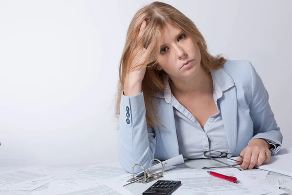 Joven Mujer Negocios Sobre Tensa Escritorio Lleno Papeleo — Foto de Stock