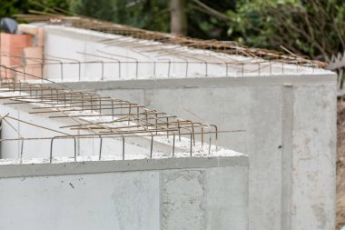 Açık bağlantıyı çelik betonarme duvar