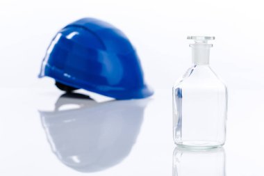 şişesi ile beyaz tabloda zor şapka