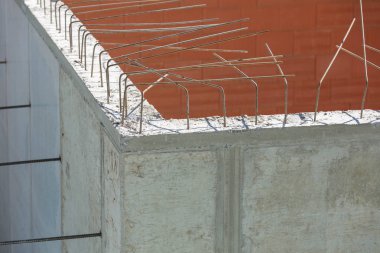 Açık bağlantıyı çelik betonarme duvar