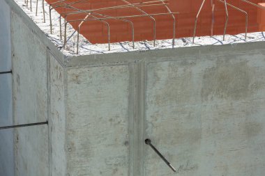 Betonarme Duvar ile açık bağlantıda bir şantiye çelik