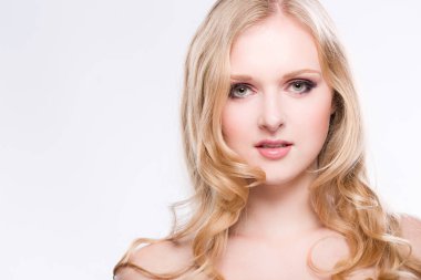 genç, güzel ve sarışın bir kız portresi