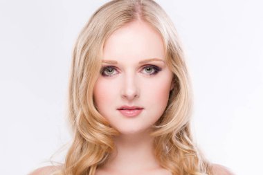 genç, güzel ve sarışın bir kız portresi