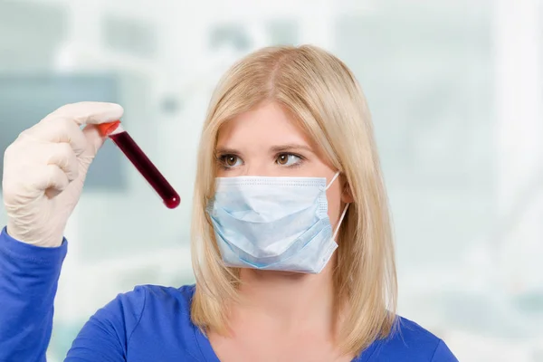 Jovem Mulher Com Máscara Facial Médica Olha Para Sonda Sangue — Fotografia de Stock