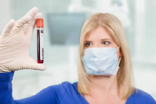 Jeune Femme Avec Masque Médical Sonde Sanguine Laboratoire — Photo