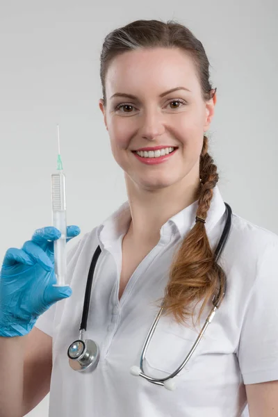 Médico Fêmea Sorridente Com Seringa Estetoscópio — Fotografia de Stock