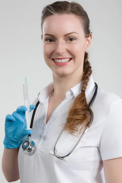 Médico Fêmea Sorridente Com Seringa Estetoscópio — Fotografia de Stock