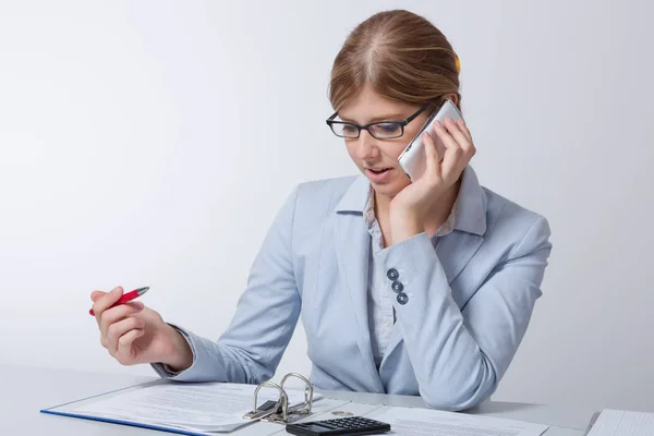 Joven Mujer Negocios Que Trabaja Trabajo Papel Está Hablando Por — Foto de Stock