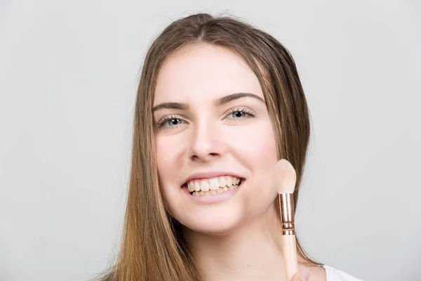 Kvinnliga Tonåringen Ansöker Pulver För Sin Make — Stockfoto