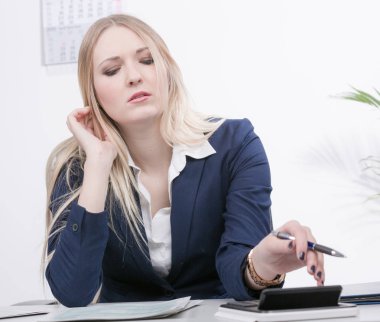 Genç iş kadını fazla gergin